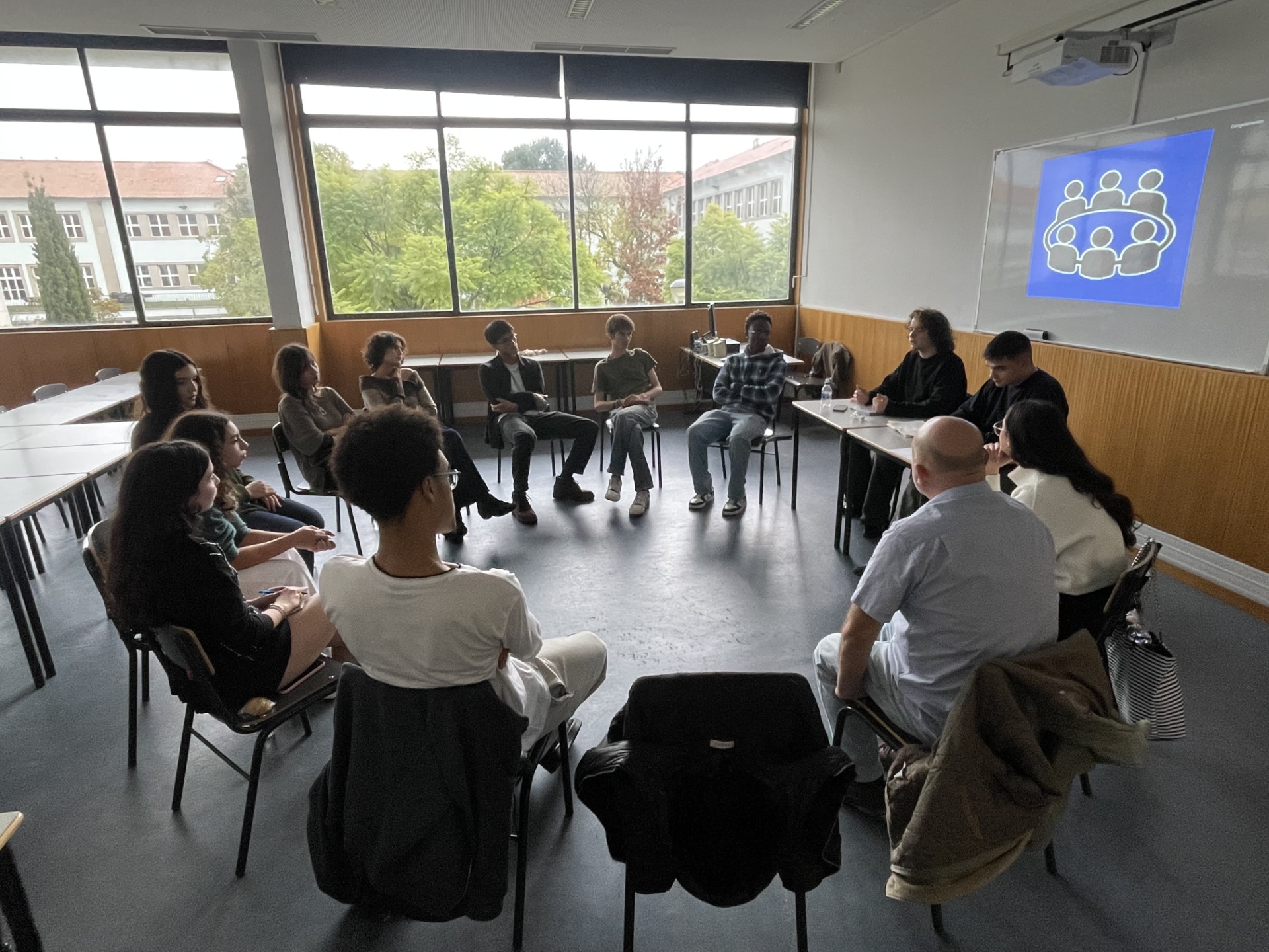  CONTRAPONTO - CLUBE DE DEBATES, DE ALUNOS PARA ALUNOS